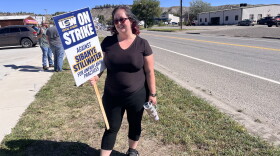 United Steelworkers union member Aven Benner strikes in front of the union hall in Columbus Thursday morning.