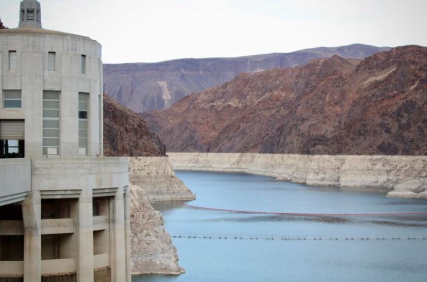 White "bathtub rings" show dropping levels on Lake Mead