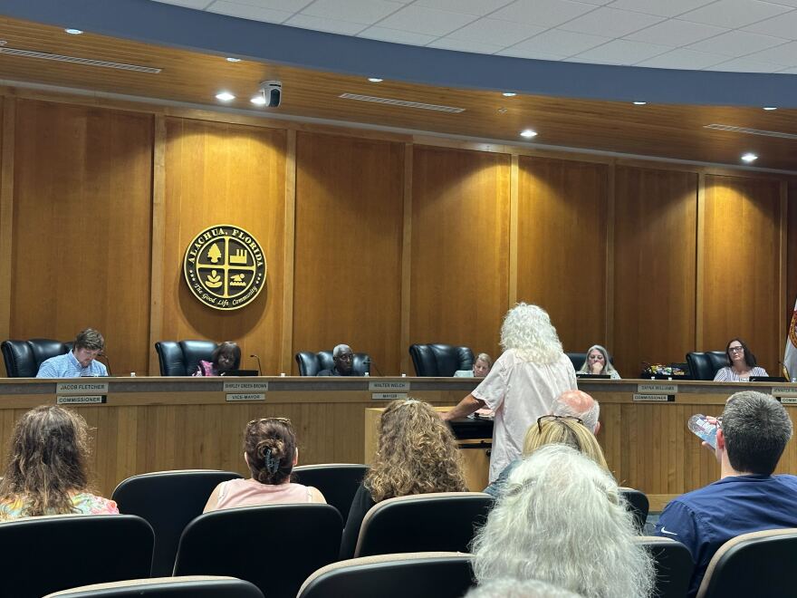 The Alachua City Commission during Monday’s meeting. An Alachua resident addresses the council. (Jordan Costagliola/WUFT News)