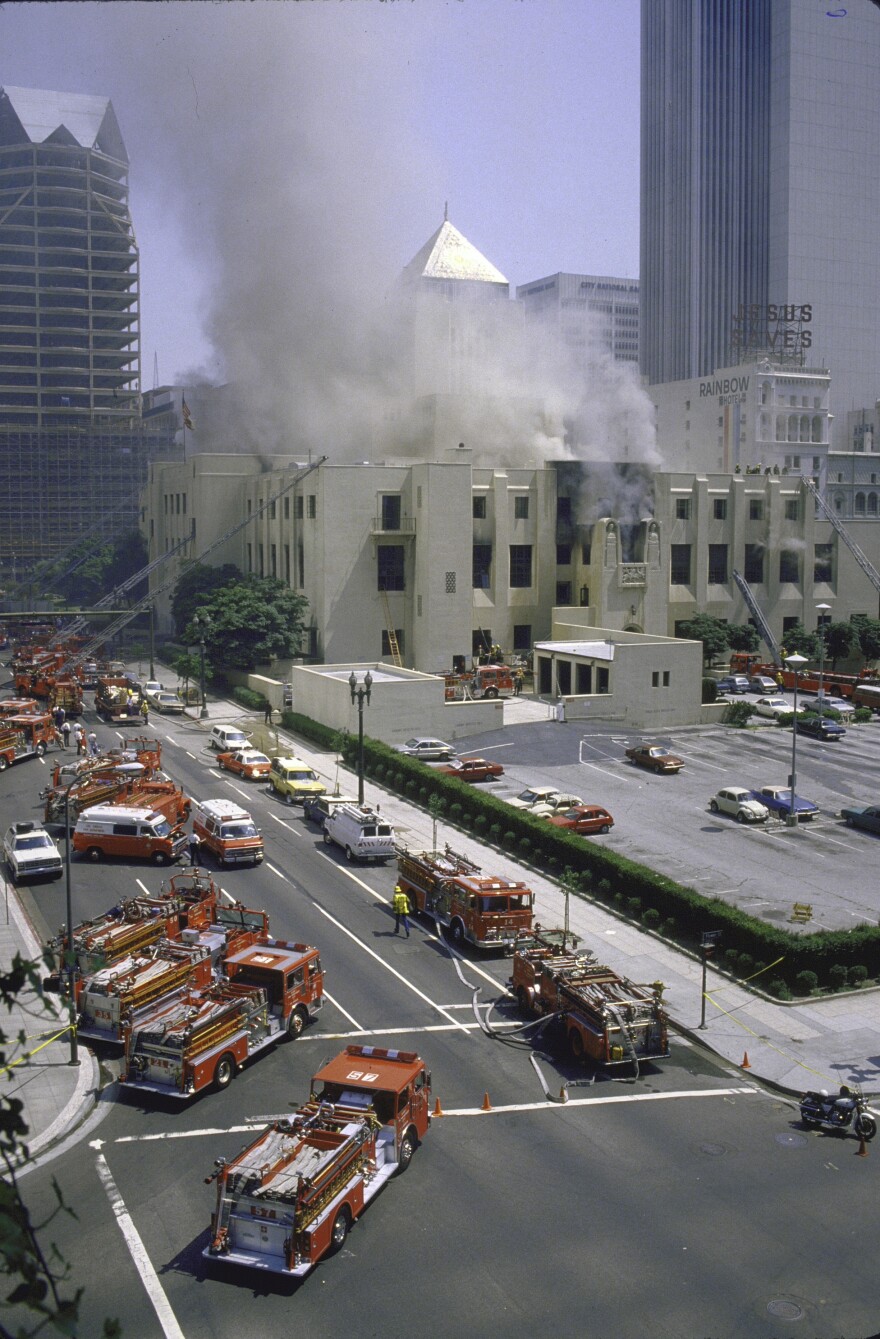 Smoke engulfs the Los Angeles Public Library on April 29, 1986. Susan Orlean tells the story of the fire in <em>The Library Book.</em>