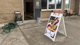 A sign directing people to go inside to vote.