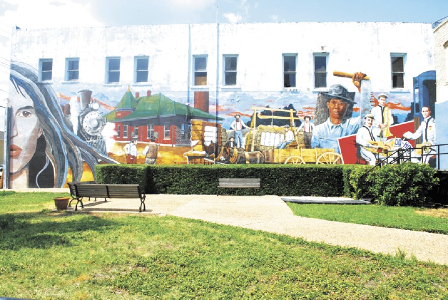 A tree sculpture for hanging padlocks will be created in a downtown Lufkin park.