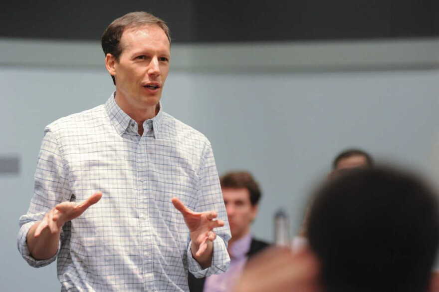 Jim McKelvey speaking with MBA students during an entrepreneurship summit in 2013. 