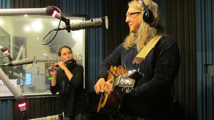 O'Hare & Irwin performing in studio.