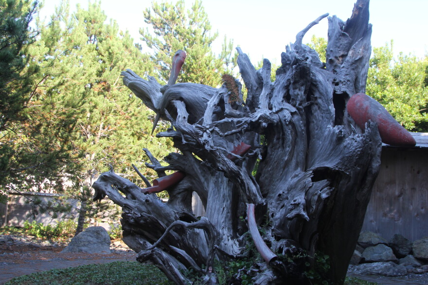 A red cedar sculpture by Coquille Indian Tribe member Shirod Younker at the memorial site.