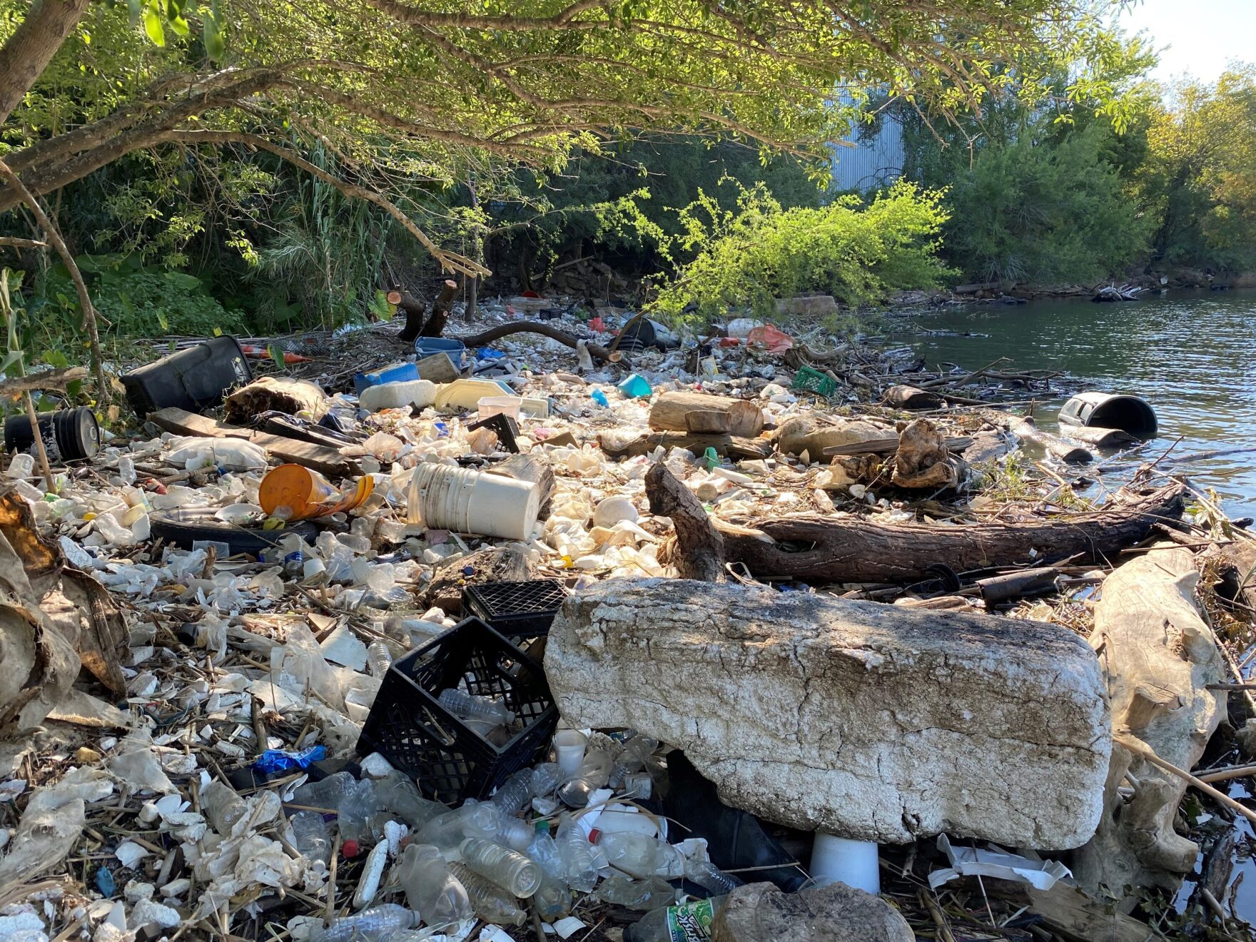 'It just keeps coming' Piles of trash continue to plague Houston’s