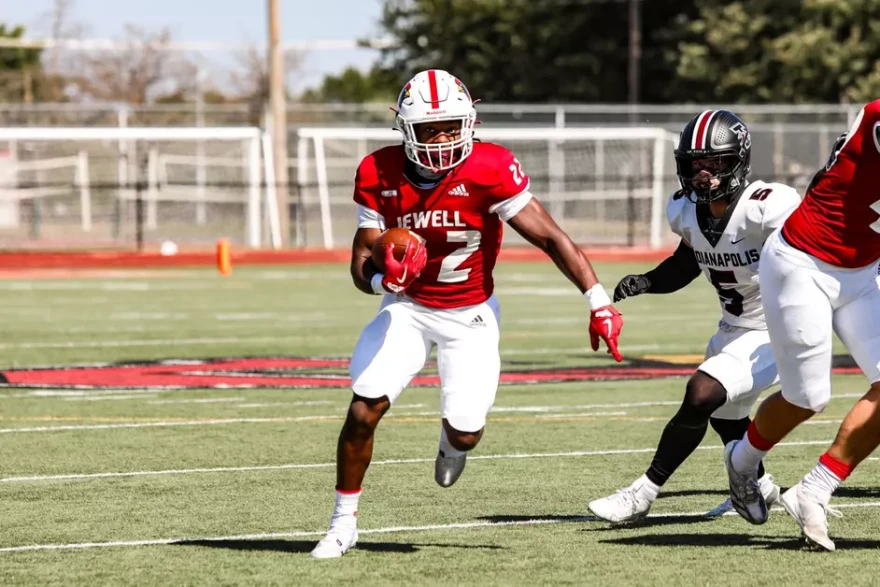 Action shot of MicahJo Barnett, running back for William Jewell College in a 2025 game. Barnett died during a game Saturday in Liberty, Missouri.