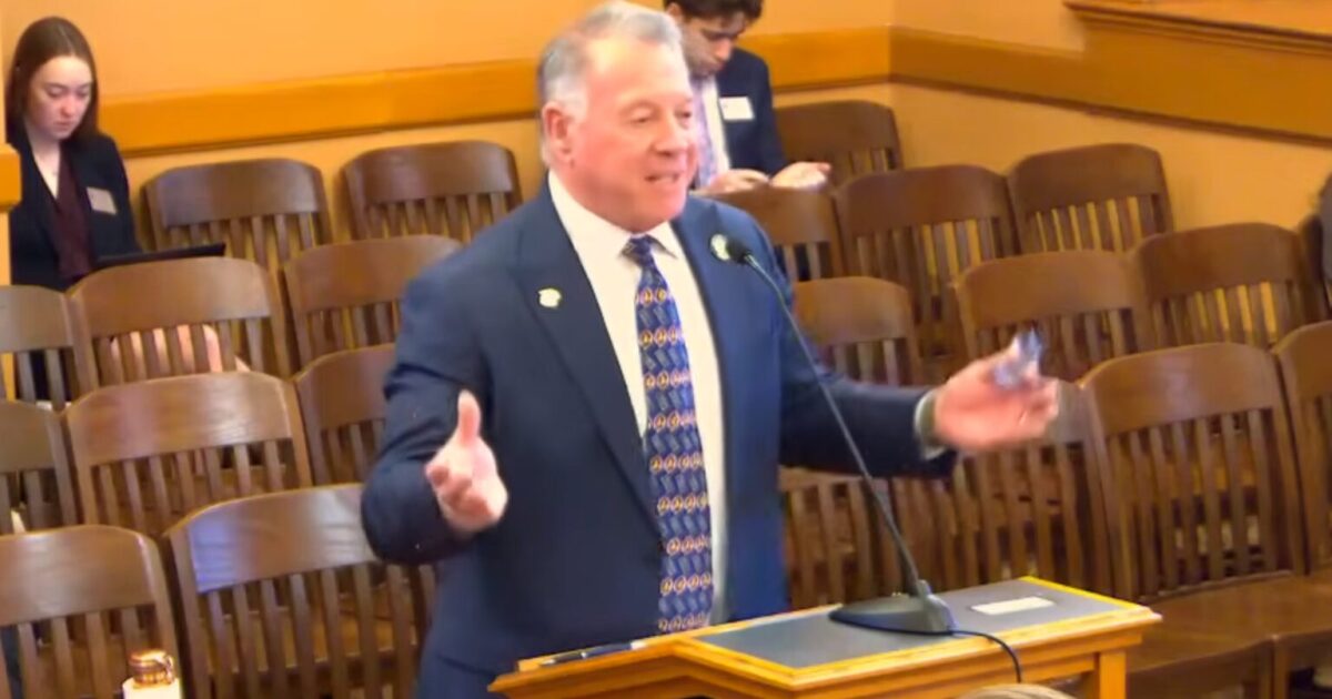 Kansas bill would require drivers use turn signals in roundabouts — which technically isn't law yet