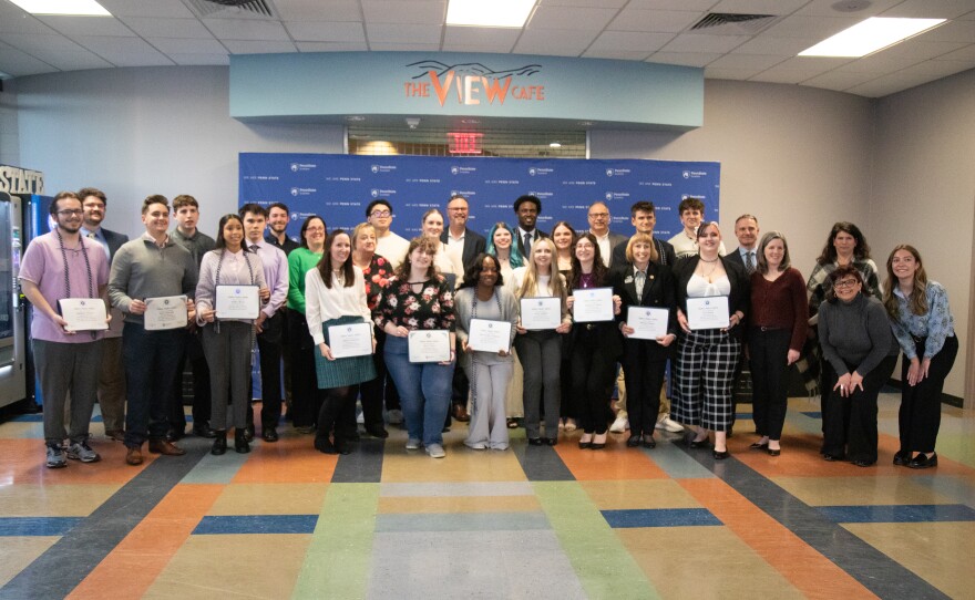 Los miembros de la sociedad de honor para estudiantes universitarios de primera generación en Penn State Scranton incluyeron a estudiantes actuales y ex alumnos.