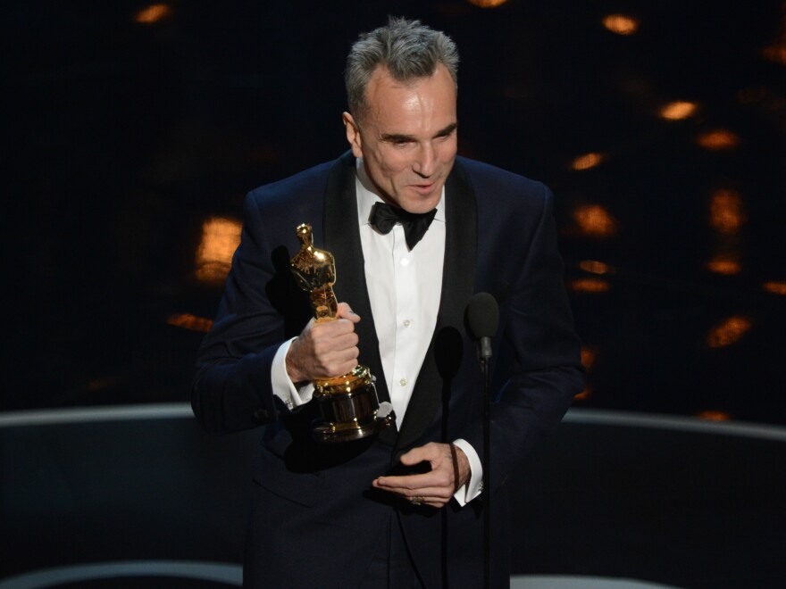 Daniel Day-Lewis accepts the Oscar for best actor in <em>Lincoln.</em>