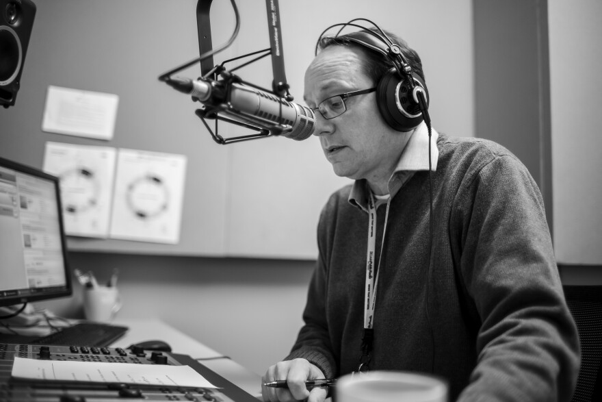 000018_gen_-_waynenewscast_01-bw-web.jpg