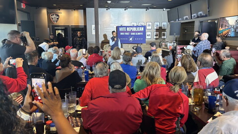 Ohio Governor candidate Vivek Ramaswamy (R) speaks to a crowd at a pizza restaurant in Delaware County.