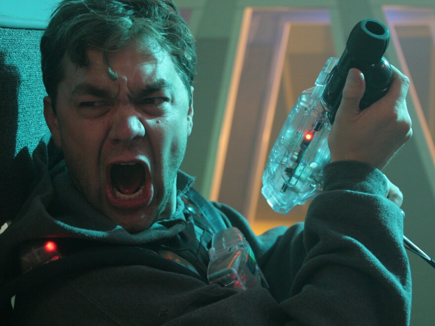 Jeremy, a pro poker player living in Las Vegas, competes in laser tag against his brother, whom he envies for having a comfortable married life.