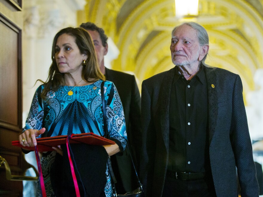 After Illness Willie Nelson Is On The Road Again With Family At His Side Kbia After Illness Willie Nelson Is On The Road Again With Family At His Side Kbia