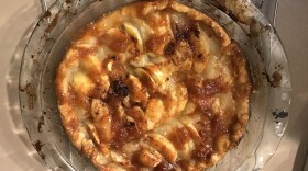 A picture of an apple pie