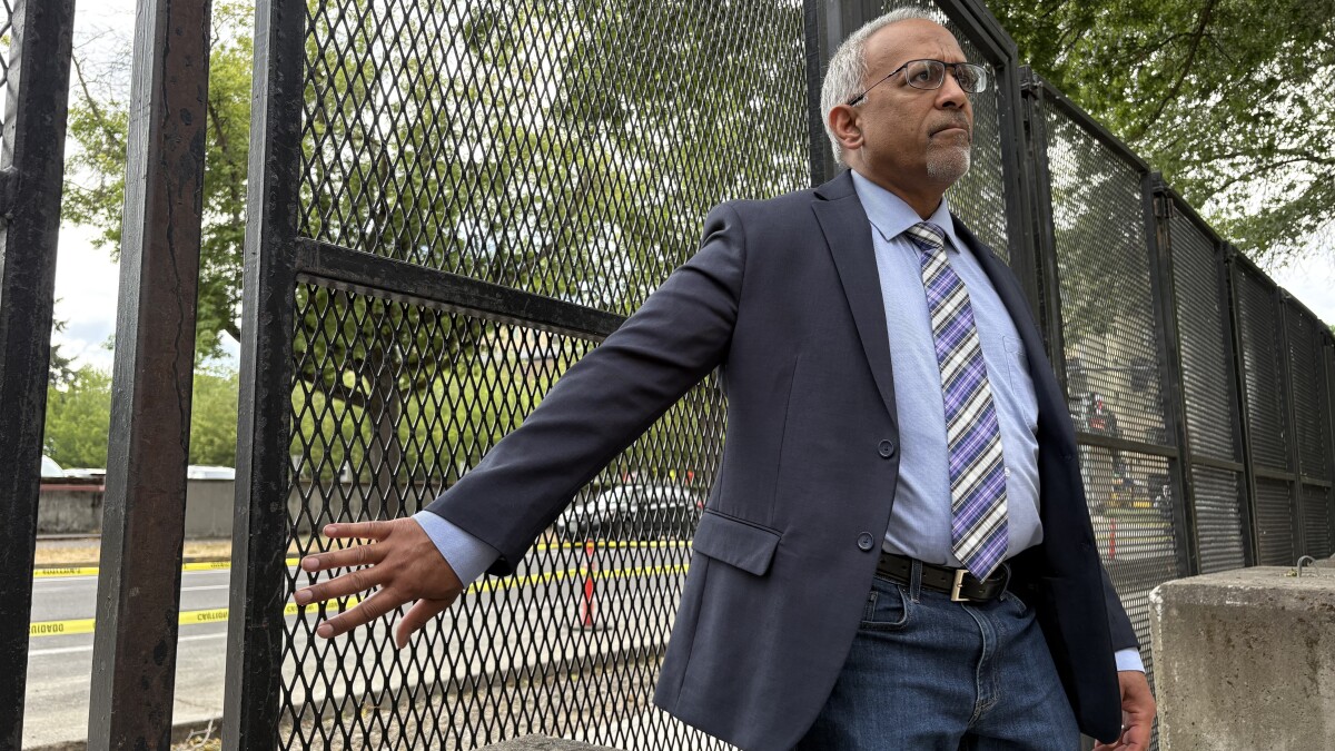 What's the latest on the deadline to remove the fence at the Eugene Federal Building?