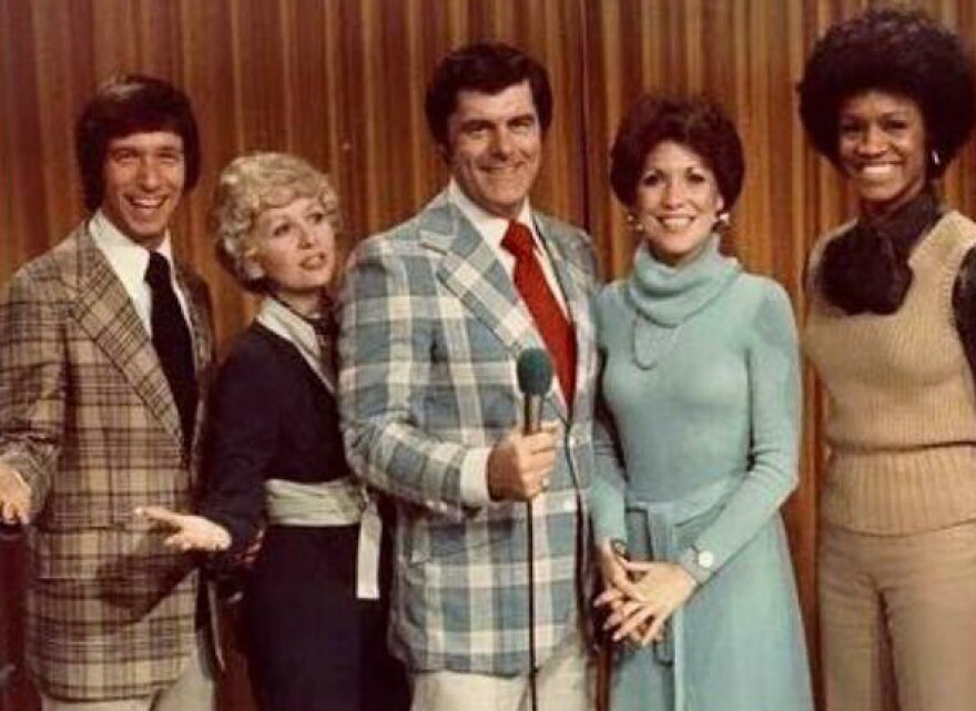 Bob Braun (center) with singers Rob Reider, Colleen Sharp, Nancy James and Gwen Conley on his 'Bob Braun Show.'
