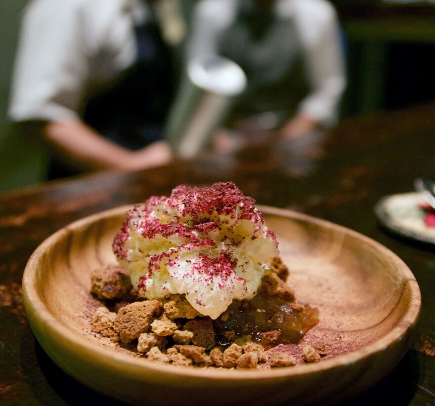 Chef José Carles of Donde José re-imagines an American classic, the apple crumble, using Panamanian ingredients such as <em>chayote,</em> plantain and <em>achiote.</em>