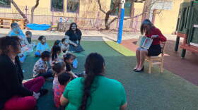Hobbs reads to kids