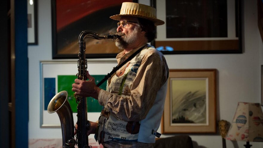  Scott Robinson, the hat seen in the photo is made from 177 sax reeds he has played on throughout his career. 