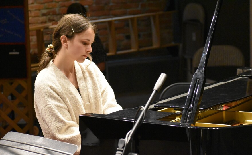Hannah Dragni plays "Flight of the Bumblebee" on piano