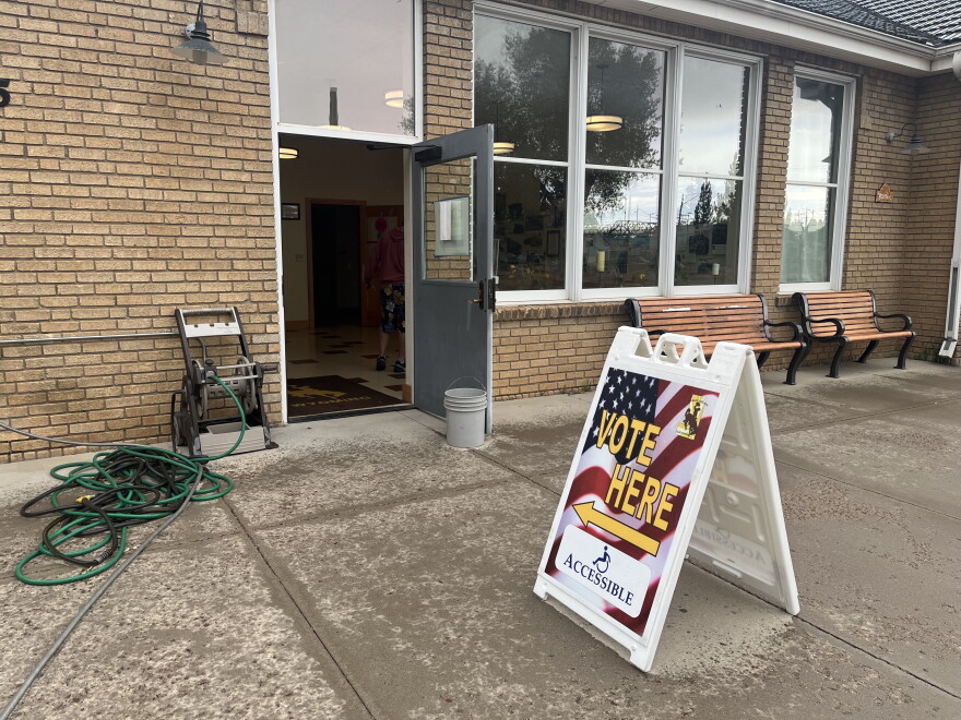 A sign directing people to go inside to vote.