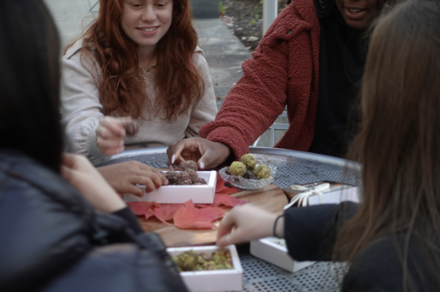 Un grupo de estudiantes de la Universidad de Cornell comparten Cramp Bites, que simboliza un frente unido en el movimiento para desestigmatizar las conversaciones sobre salud menstrual.