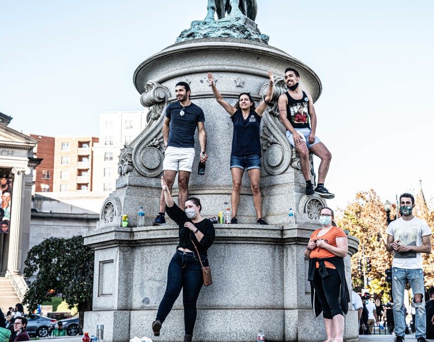 <strong>WASHINGTON, D.C.</strong>: People rejoice near the White House after hearing that Joe Biden and Kamala Harris have won the election.