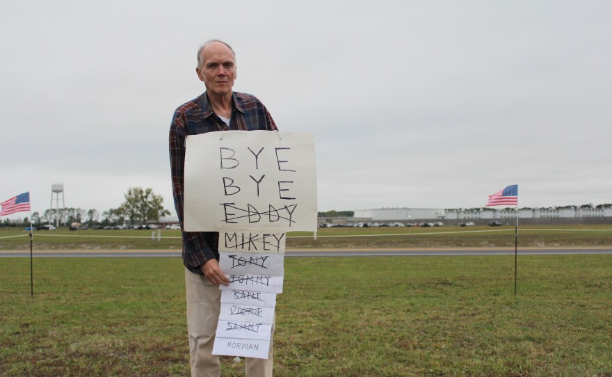 Death penalty supporter Bill Campbell holds a sign outside Union Correctional Institution on Tuesday, Oct. 28 that he updates for every executed inmate.