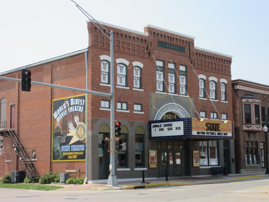 An image of the exterior of The State Theater in Washington, Iowa.