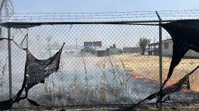 El Departamento de Seguridad Nacional de Estados Unidos publicó imágenes de un incendio cerca de las instalaciones de ICE en Yakima. El Departamento de Bomberos de Yakima dijo que el incendio se inició en un campamento de personas sin hogar y que no traspasó la valla de las instalaciones de ICE. (Crédito: DHS X).