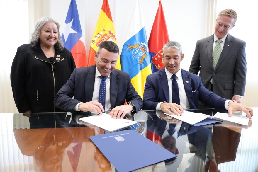Oswaldo Betancort, President of Lanzarote Cabildo (seated left), and then-San Antonio Mayor Ron Nirenberg (seated right) signing a sister cities agreement in March 2025. Steve Chiscano is at far right looking over Nirenberg's shoulder.