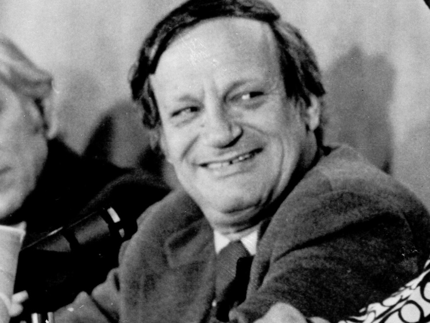 Frank Mankiewicz listens to Hunter S. Thompson speak at a 1972 panel on the influence of the news media on national elections.