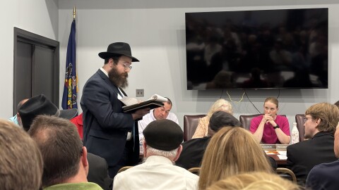 Rabbi Yehudah Leib Aronson speaks at a public hearing on a 2023 Kingston zoning ordinance that the Department of Justice found discriminatory against religious land uses.
