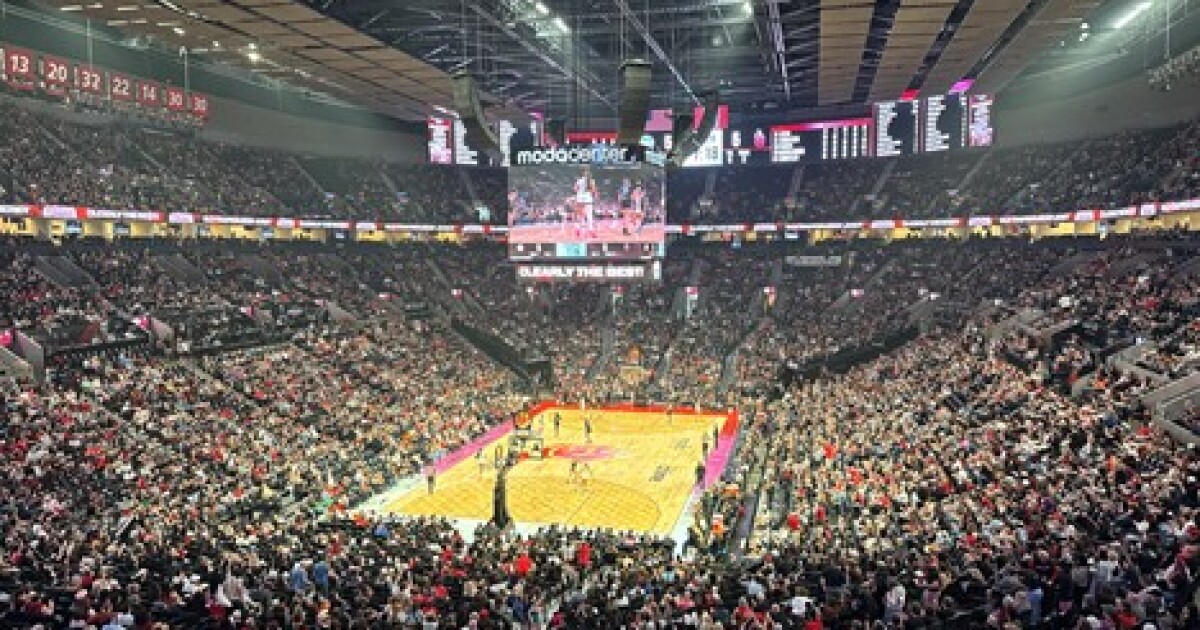 A sold-out Moda Center gives warm reception to rekindled Portland Fire, despite loss