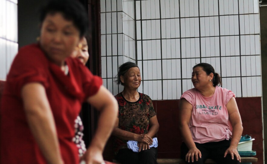 Hekou villagers enjoying a moment of reprieve from farm work right before a thunderstorm.