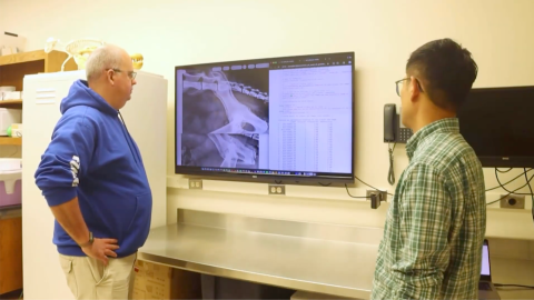 El Dr. Stern y el Dr. Kim observan una imagen generada por IA. Foto por: Genesis Trujillo.