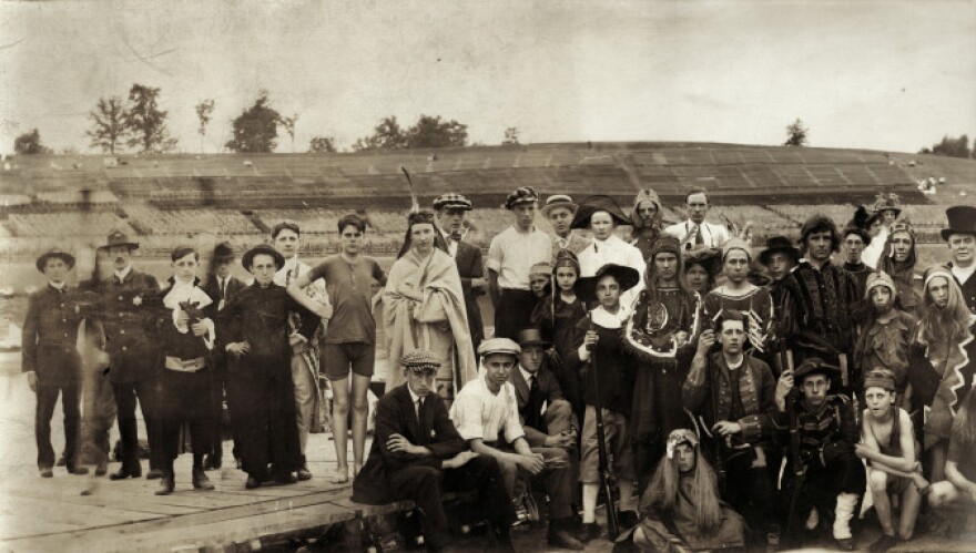 Portion of Pageant and Masque panorama photo showing crew and assorted costumed cast members with Art Hill seating visible in the distance. Photograph, 1914. Missouri History Museum Photographs and Prints Collections.