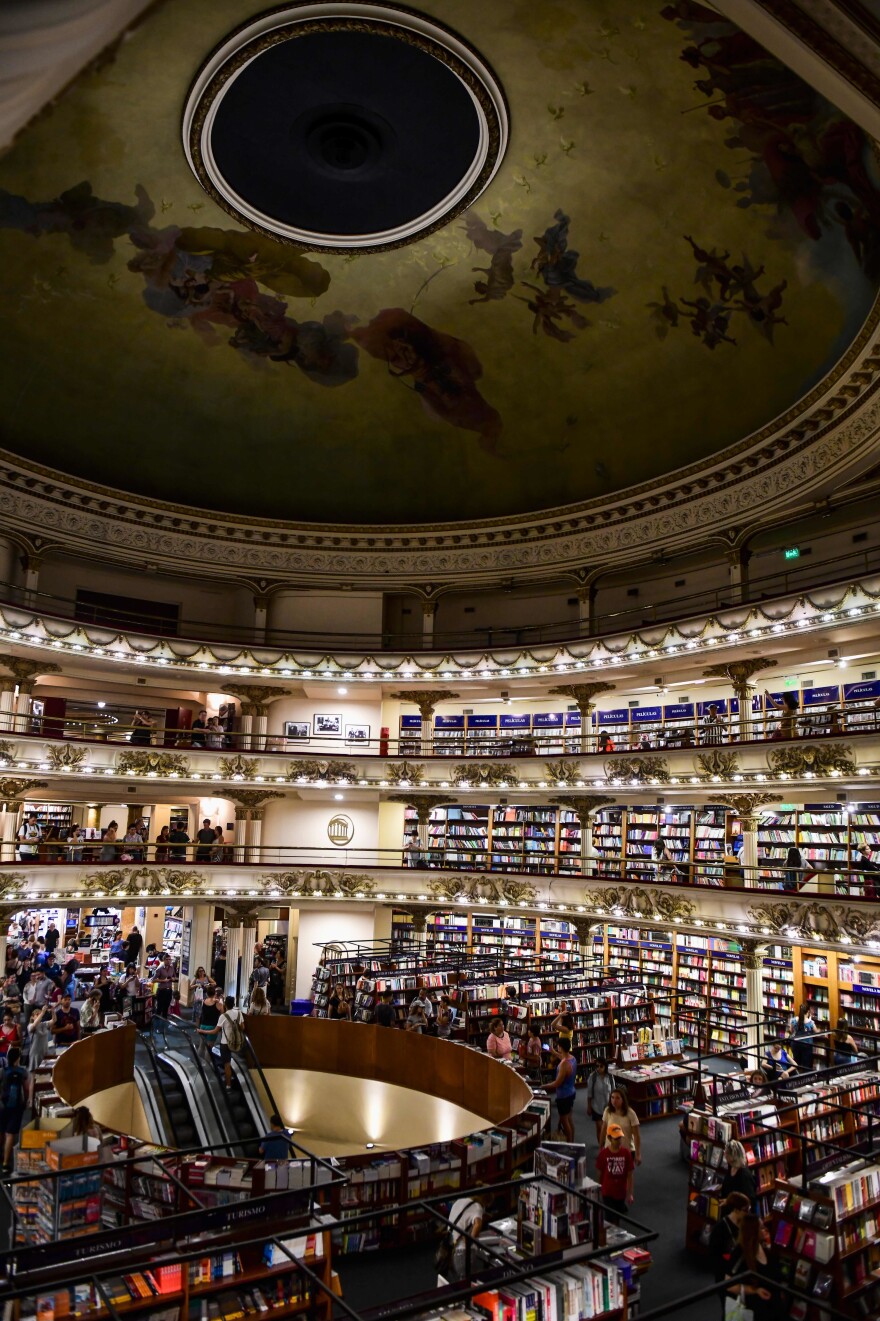 The theater that now houses El Ateneo Grand Splendid bookstore had a domed roof that opened.