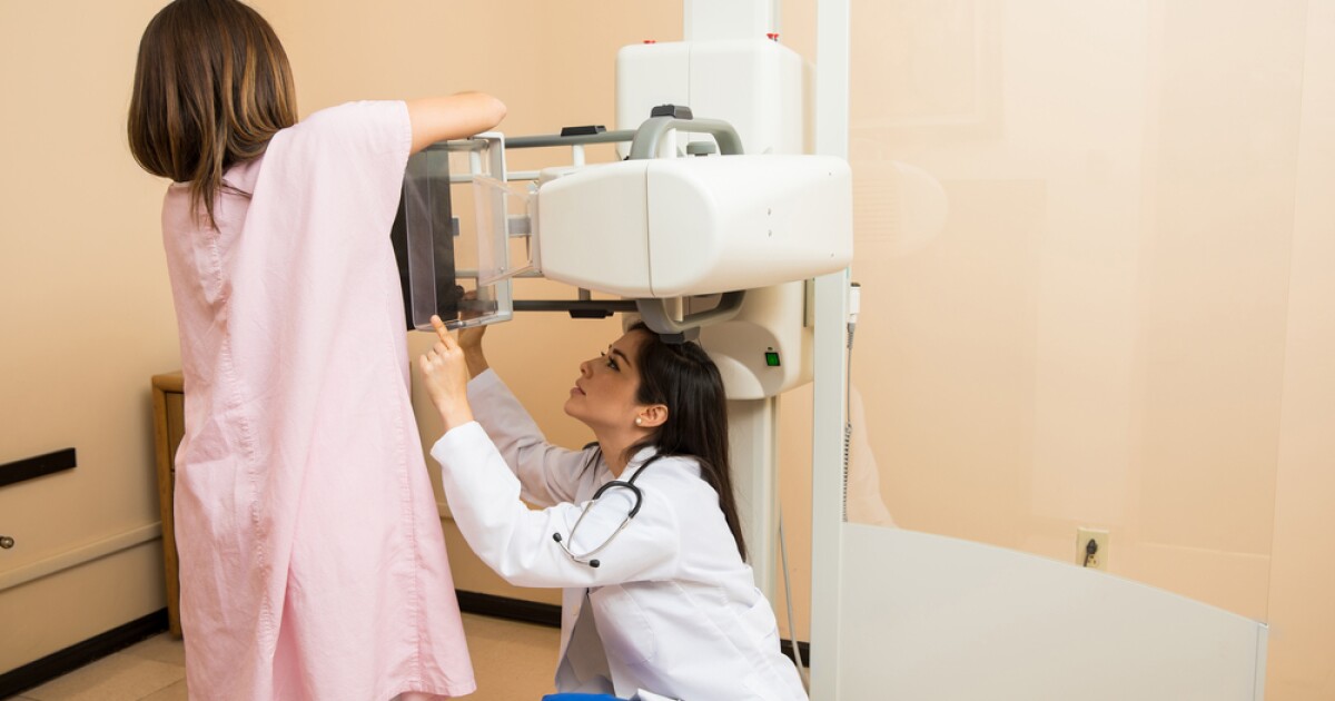 New guidelines encourage women to screen for breast cancer early