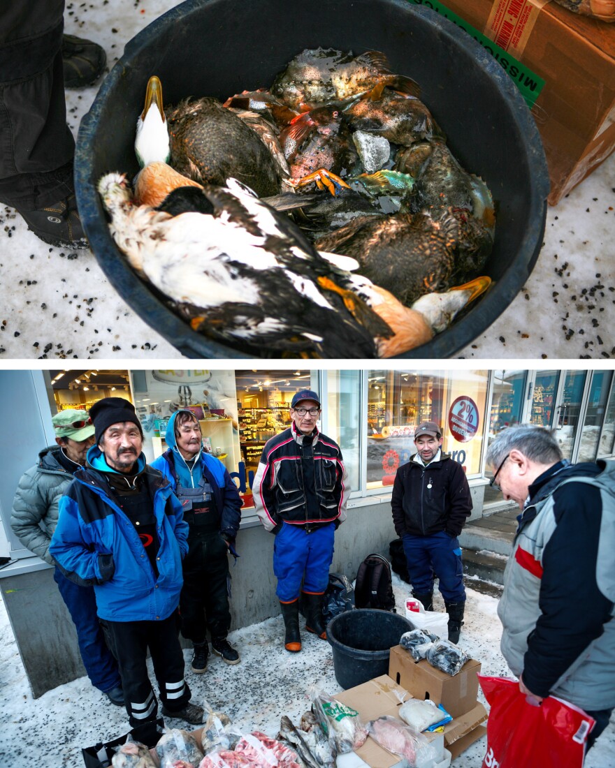 Jægere og fiskere sælger dagens fangster uden for et supermarked i Nuuk.