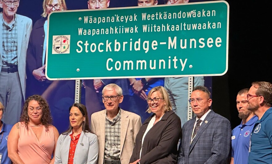Stockbridge Munsee Community dual language sign
