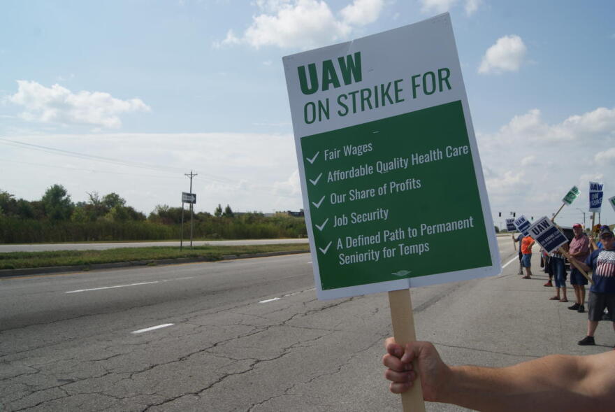 UAW Local 2209 members and supporters picket outside General Motors Fort Wayne Assembly plant Fall 2019.