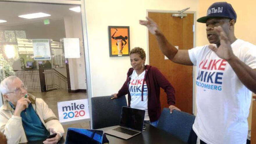 Edrien Wright organizes the first Tampa meetup for Mike Bloomberg, in a library on Nebraska Avenue. Photo: Steve Newborn / WUSF Public Media