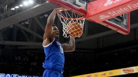 Kentucky guard Otega Oweh (00) dunks the ball on a fast break against Arkansas during the second half of an NCAA college basketball game Saturday, Jan. 31, 2026, in Fayetteville, Ark. (AP Photo/Michael Woods)