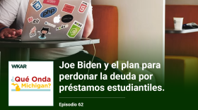 En la imagen se puede observar a un joven revisando con angustia la pantalla de su computadora mientras se toca la frente con la mano izquierda.  En el lado inferior de la imagen está el logo de Que Onda Michigan sobre un fondo blanco. En la parte izquiera superior están las palabras: "WKAR". En la parte derecha las siguientes palabras están escritas: "Joe Biden y el plan para perdonar la deuda por préstamos estudiantiles"  y "Episodio 62". El fondo de la imagen es de color verde. 