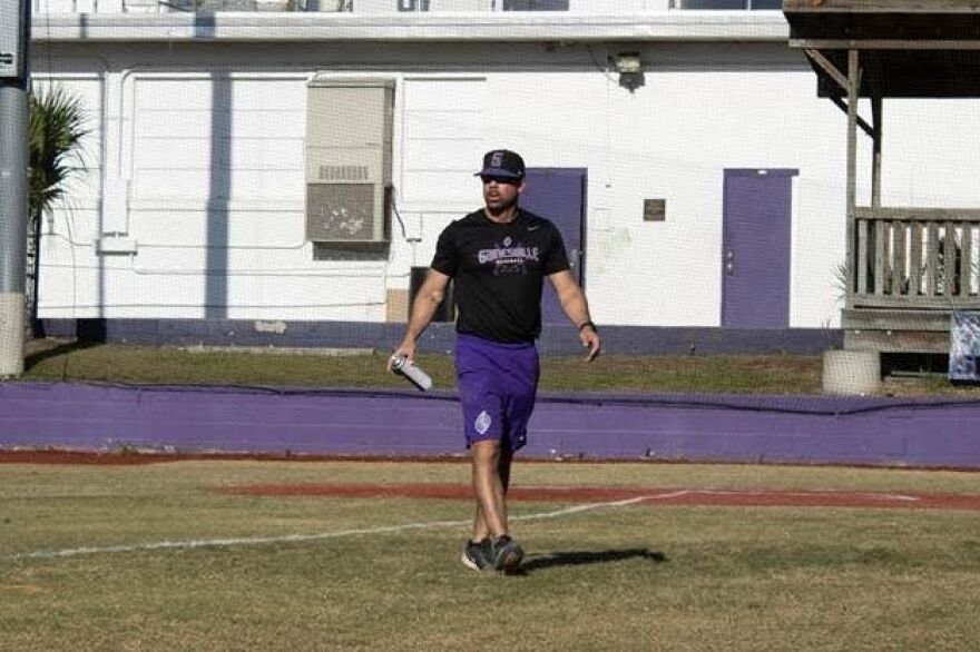 El entrenador de béisbol de Gainesville High School, Adrián Ramos, camina en la cancha de entrenamiento durante una práctica. Foto por: Natalia Lopez.