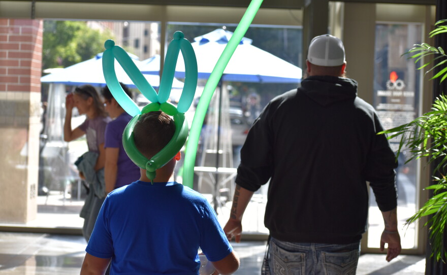 balloon creations at the concert