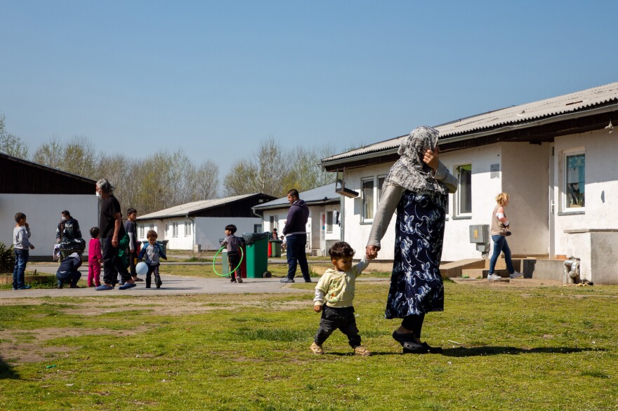 Fifty barracks are available for accommodation in the Krnjaca asylum center in Serbia, just outside the capital Belgrade. Single men live in separate housing, while families stay together. For those who decide to return home, the International Organization for Migration offers a “voluntary return and reintegration” program in the camp.