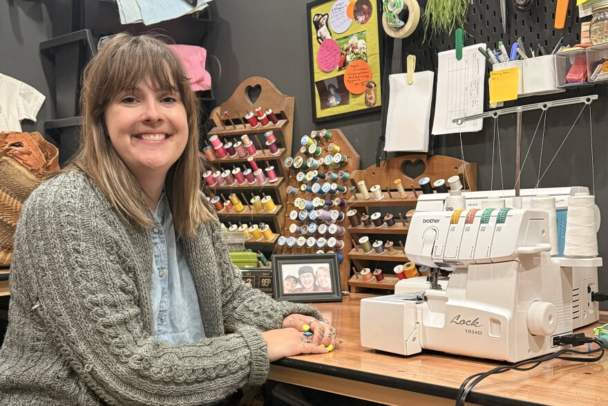 Margaret at her sewing machine (Photo : Rena Barch / Transom Story Workshop)